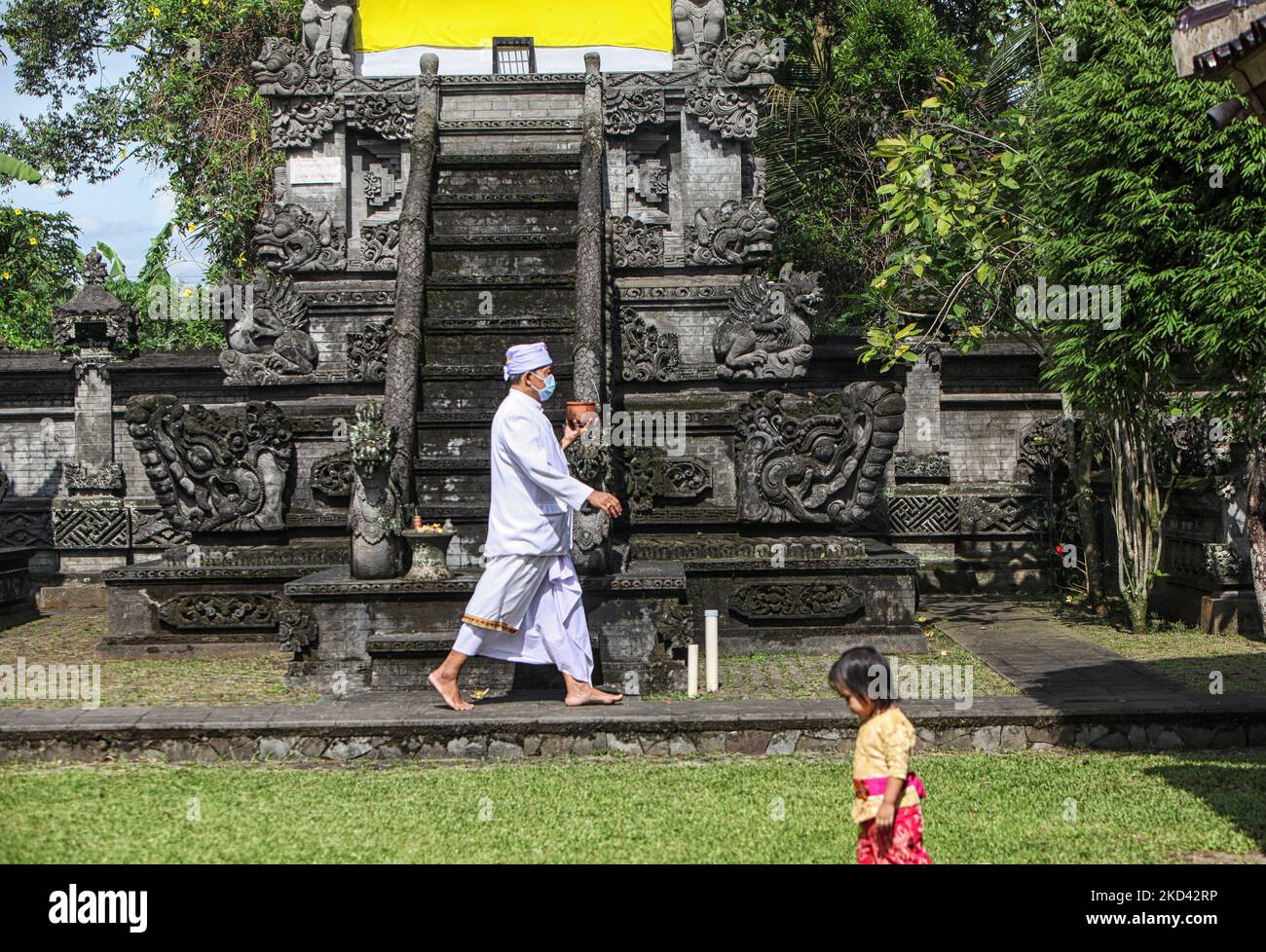 Les hindous assistent au rituel Tawur Agung Kesanga avant le jour de Nyepi, le jour du silence au temple de Giri Kusuma à Bogor, Java-Ouest, Indonésie sur 2 mars 2022. L'agung Tawur, que les Hindous exécutent comme une purification pour commémorer le jour de Nyepi, le nouvel an 1944 de Saka. (Photo par Adriana Adie/NurPhoto) Banque D'Images