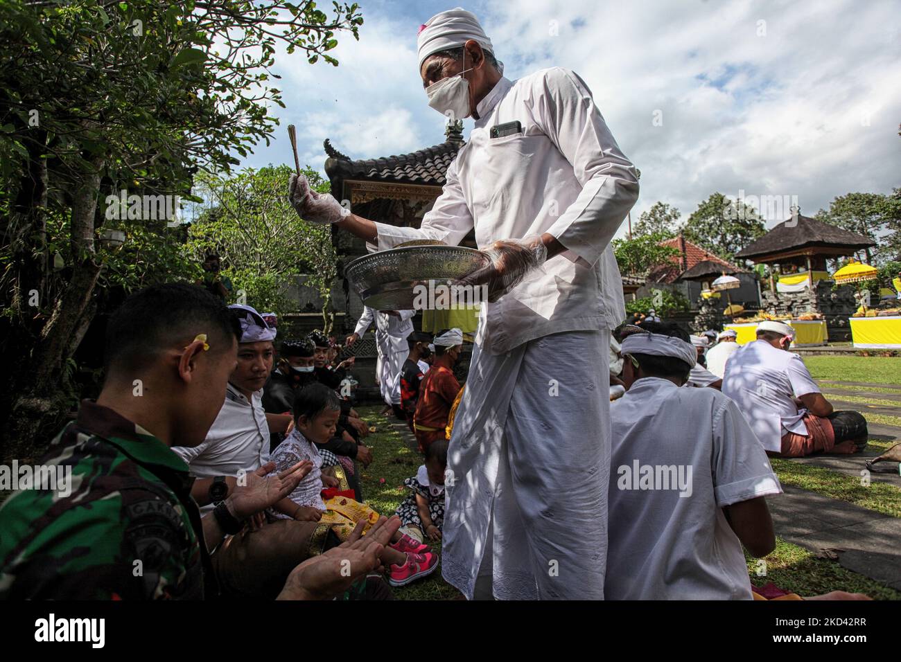 Les Hindous prient pendant le rituel Tawur Agung Kesanga avant le jour de Nyepi, le jour du silence au temple de Giri Kusuma à Bogor, Java-Ouest, Indonésie sur 2 mars 2022. L'agung Tawur, que les Hindous exécutent comme une purification pour commémorer le jour de Nyepi, le nouvel an 1944 de Saka. (Photo par Adriana Adie/NurPhoto) Banque D'Images