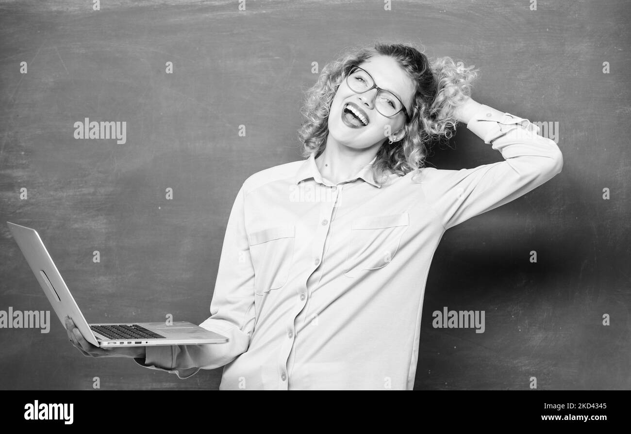 Étudier les langages de programmation. Une fille surfant sur Internet. L'éducation moderne. École en ligne. Carrière dans l'assurance de la qualité des logiciels. Formation à distance. École Banque D'Images