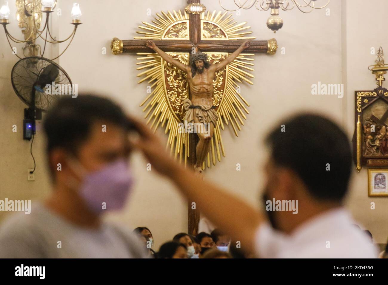 Les dévotés catholiques reçoivent des cendres sur le front après le service du mercredi des cendres dans la cathédrale d'Antipolo, aux Philippines, sur 02 mars 2022. (Photo par Ryan Eduard Benaid/NurPhoto) Banque D'Images