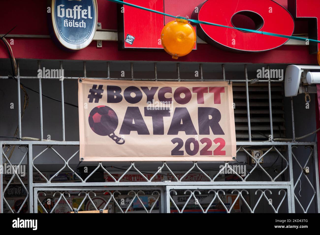 Cologne, Allemagne. 05th novembre 2022. Le pub Lotta, situé dans le quartier de Südstadt à Cologne, boycotte les matchs de football de la coupe du monde au Qatar et a accroché une bannière au-dessus de l'entrée qui se lit comme suit : « #boycott Qatar 2022 ». Credit: Thomas Banneyer/dpa/Alay Live News Banque D'Images