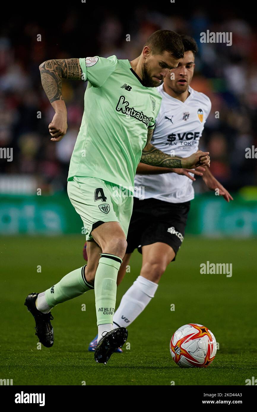 Inigo Martinez (L) du Club Athlétique rivalise pour le ballon avec Hugo Duro de Valencia CF lors de la demi-finale Copa del Rey deuxième match de jambe entre Valencia CF et le Club Athlétique au stade Mestalla sur 2 mars 2022, Valence, Espagne (photo de David Aliaga/Nuraga photo) Banque D'Images