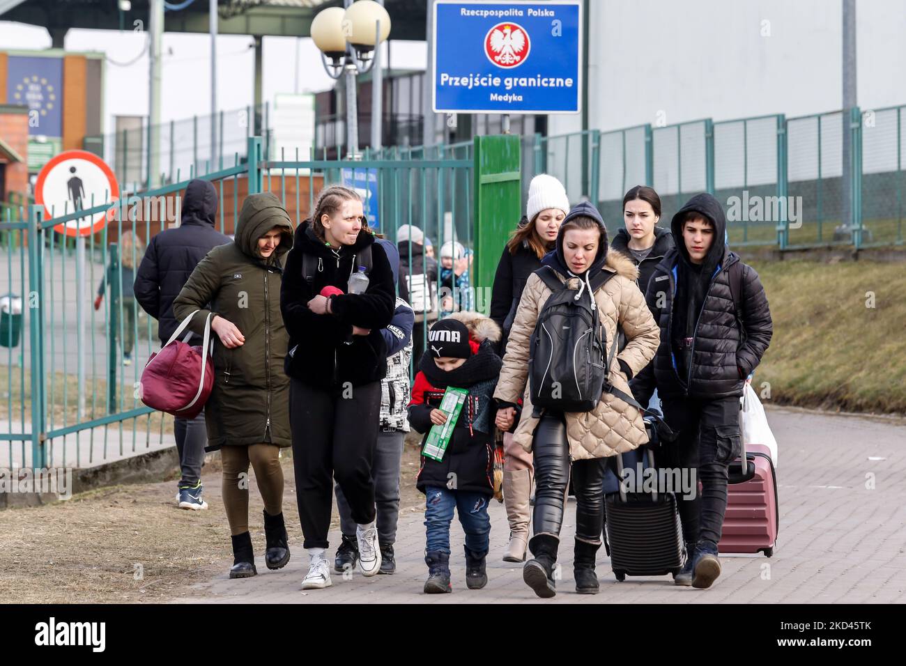 Une famille ukrainienne arrive à la frontière polonaise alors que des milliers de réfugiés d'Ukraine entrent en Pologne sur le 3 mars 2022 à Medyka en Pologne. Alors que l'armée de la Fédération de Russie a franchi les frontières ukrainiennes, le conflit entre l'Ukraine et le russe devrait forcer jusqu'à 4 millions d'Ukrainiens à fuir, plus de 300 000 personnes sont déjà entrées en Pologne. Les évadés sont principalement des femmes et des enfants. (Photo par Dominika Zarzycka/NurPhoto) Banque D'Images