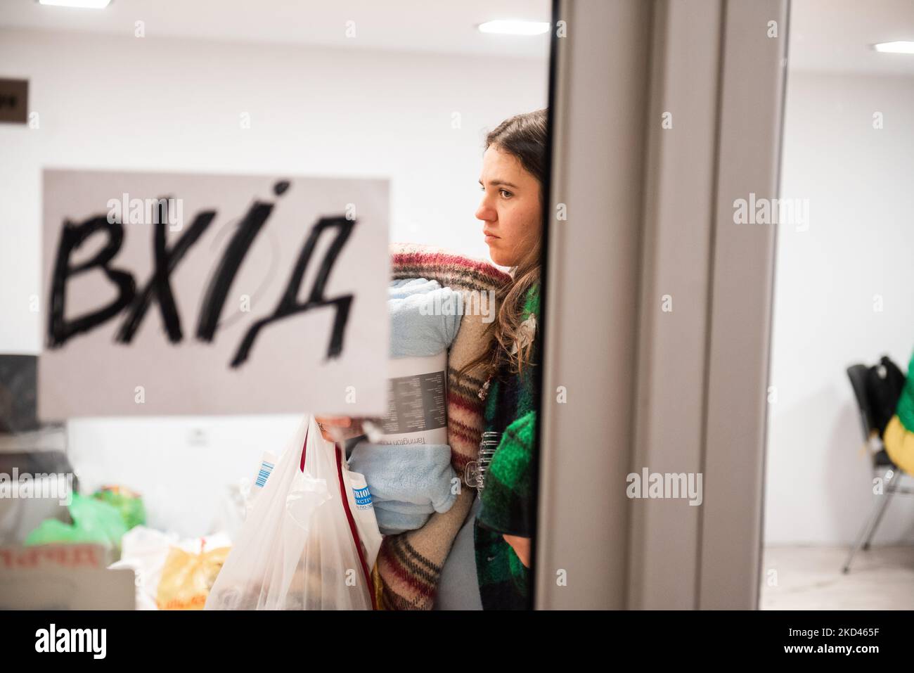 Des volontaires ont collecté des piles de vêtements, de médicaments et de jouets dans un Centre de soutien aux réfugiés d'Ukraine récemment ouvert sur 3 mars 2022 à Varna, Bulgarie.(photo de Denislav Stoychev/NurPhoto) Banque D'Images