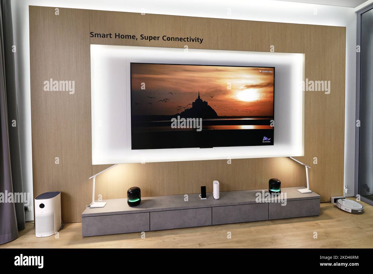 Un concept de salon Smart Home au stand Huawei avec Smart TV Huawei Smart  Screen V98, Smart Selection 720 Full Effect Air Purifier1, deux lampes de  table Huawei Darren Smart 2i, un