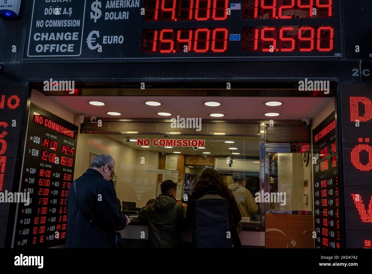 Bureaux d'échange à Istanbul, Turquie, sur 4 mars 2022. L'économie turque est affectée par la guerre entre la Russie et l'Ukraine, et la lire turque s'affaiblit depuis quatre jours. (Photo par Erhan Demirtas/NurPhoto) Banque D'Images