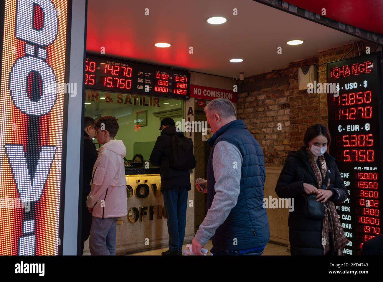Bureaux d'échange à Istanbul, Turquie, sur 4 mars 2022. L'économie turque est affectée par la guerre entre la Russie et l'Ukraine, et la lire turque s'affaiblit depuis quatre jours. (Photo par Erhan Demirtas/NurPhoto) Banque D'Images