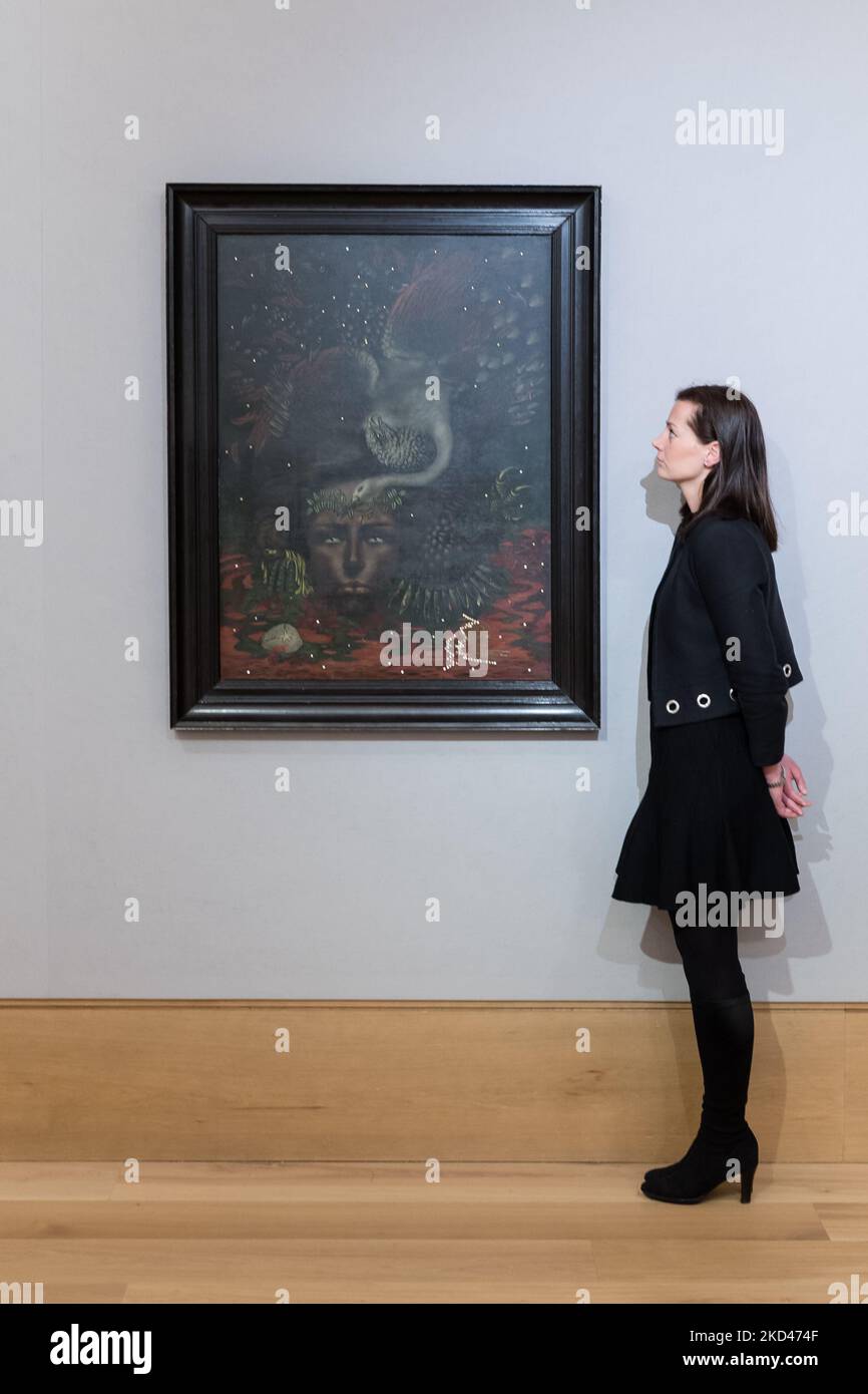 LONDRES, ROYAUME-UNI - 04 MARS 2022: Un membre du personnel regarde le "Portrait d'Arthur Rimbaud" (peint en 1933) par Valentine Hugo (1887-1968), estimation: £400 000 - 600 000 lors d'un appel photo pour l'oeil de l'esprit: Vente surréaliste à la maison de vente Bonhams sur 04 mars 2022 à Londres, Angleterre. (Photo de Wiktor Szymanowicz/NurPhoto) Banque D'Images