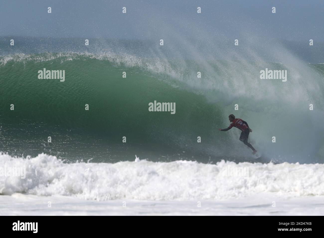 Le surfeur John Jean Florence d'Hawaï est en compétition pendant le MEO Pro Portugal à la plage Supertubos à Peniche, Portugal sur 4 mars 2022. (Photo par Pedro Fiúza/NurPhoto) Banque D'Images