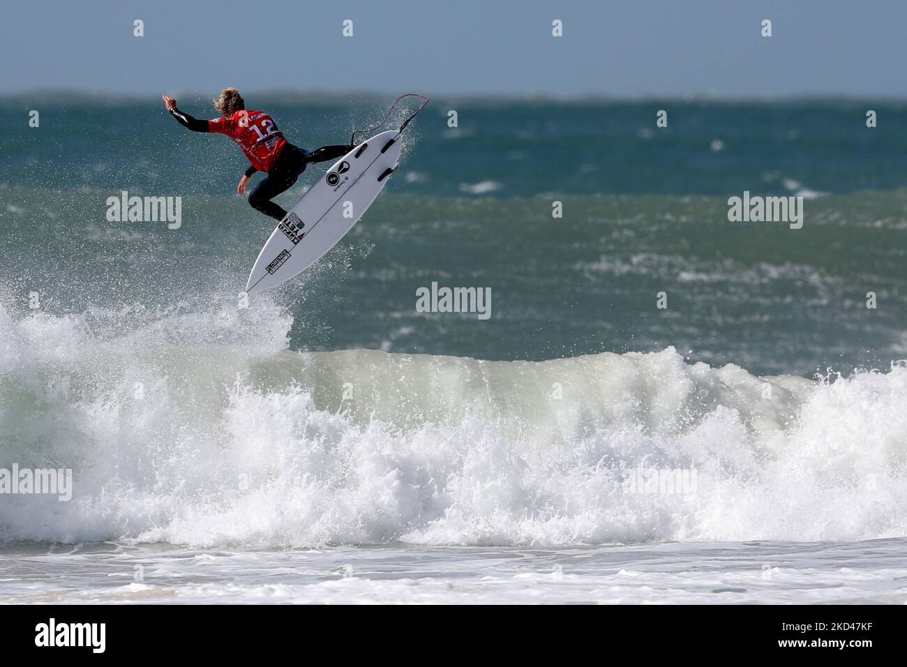Le surfeur John Jean Florence d'Hawaï est en compétition pendant le MEO Pro Portugal à la plage Supertubos à Peniche, Portugal sur 4 mars 2022. (Photo par Pedro Fiúza/NurPhoto) Banque D'Images