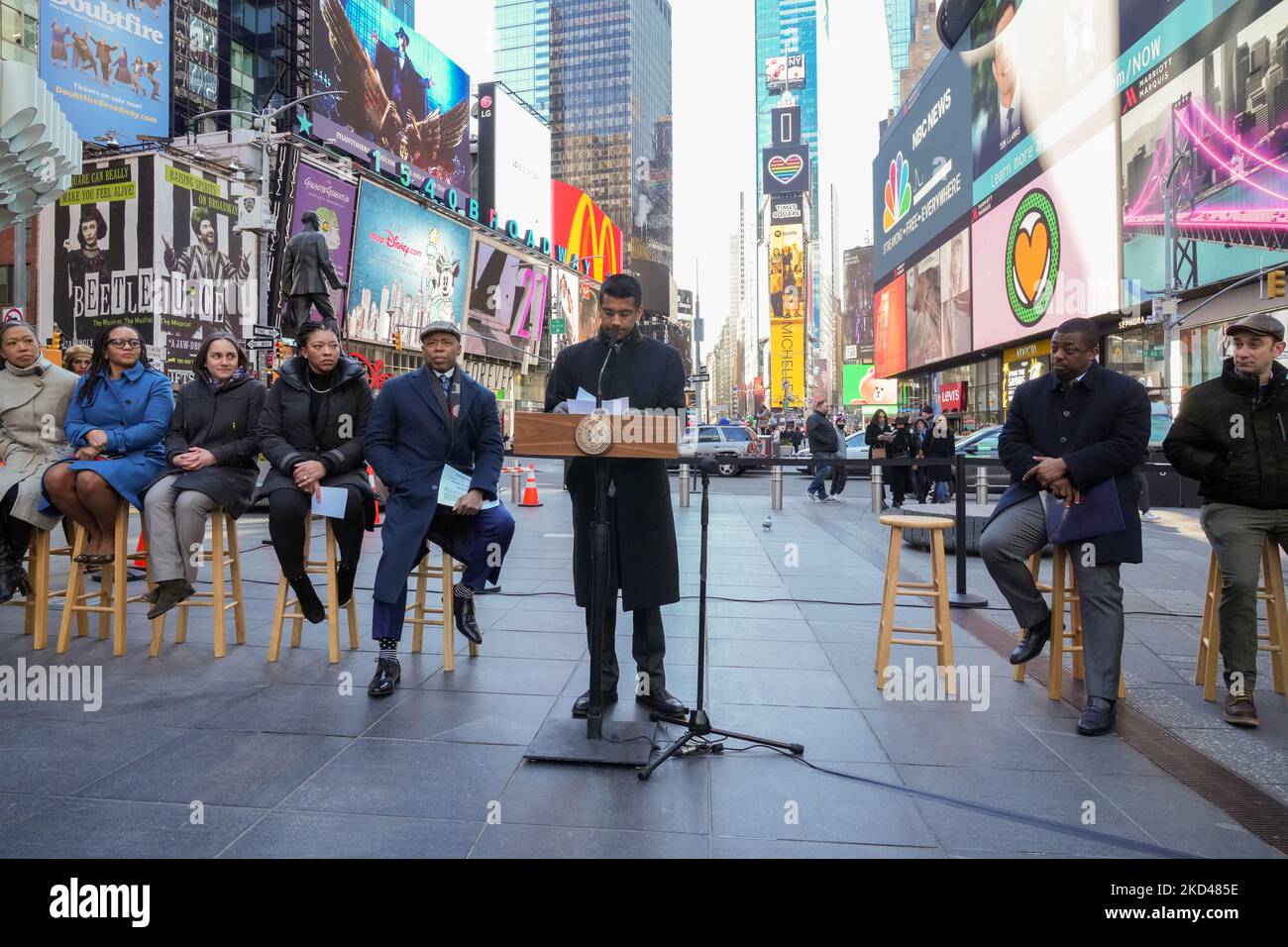 Le maire de la N.Y.C. Eric Adams lève un mandat de masque d'école et des règles de vaccination à l'intérieur. Le maire Eric Adams a déclaré vendredi, 4 mars 2022, qu'il a officiellement mis fin au mandat de masque de la ville de New York pour les écoles publiques et à une exigence de preuve de vaccination pour les restaurants intérieurs, les salles de gym et les lieux de divertissement, un moment important pour une ville qui était autrefois un épicentre de la pandémie. (Photo de John Nacion/NurPhoto) Banque D'Images