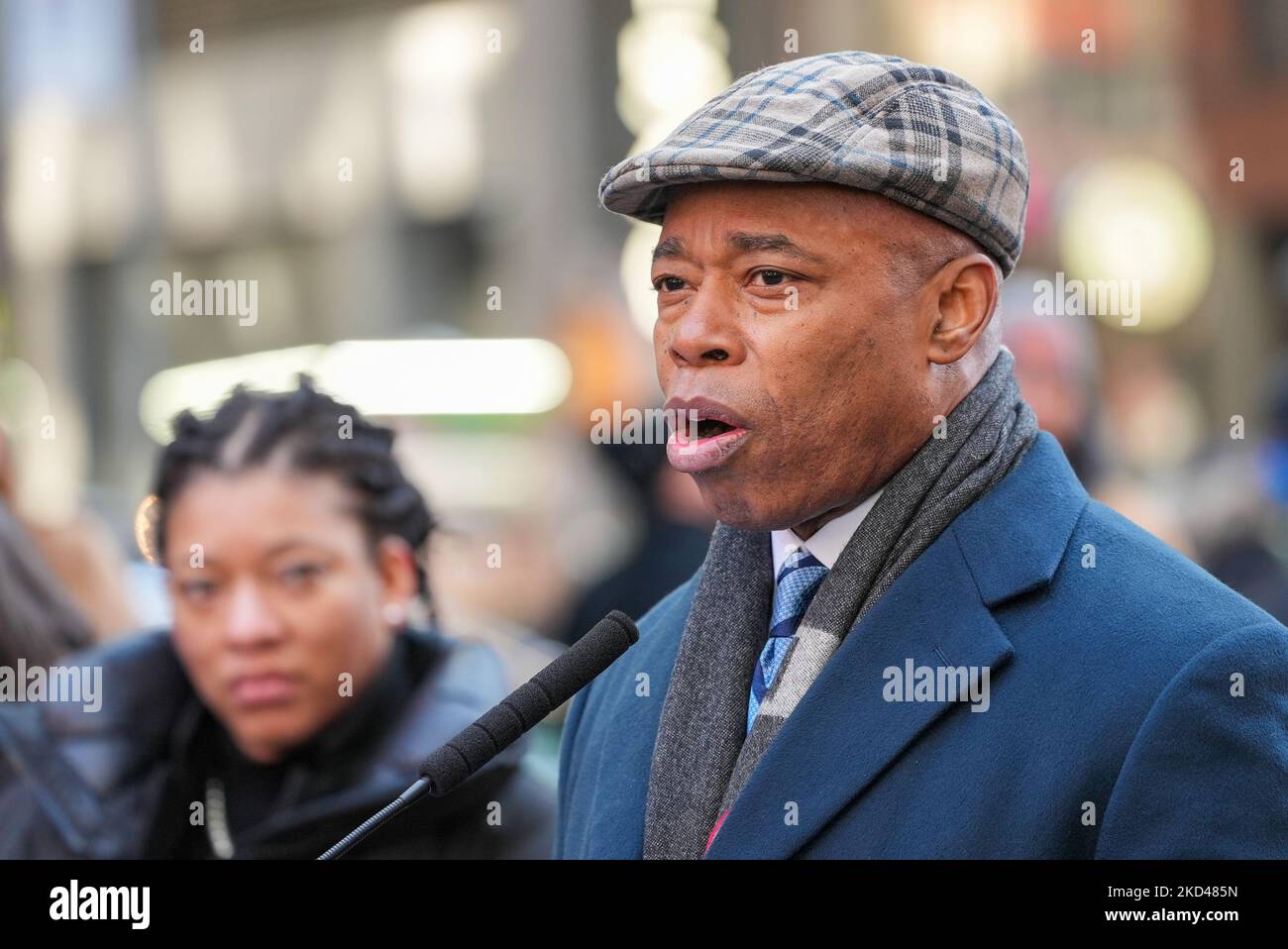 Le maire de la N.Y.C. Eric Adams lève un mandat de masque d'école et des règles de vaccination à l'intérieur. Le maire Eric Adams a déclaré vendredi, 4 mars 2022, qu'il a officiellement mis fin au mandat de masque de la ville de New York pour les écoles publiques et à une exigence de preuve de vaccination pour les restaurants intérieurs, les salles de gym et les lieux de divertissement, un moment important pour une ville qui était autrefois un épicentre de la pandémie. (Photo de John Nacion/NurPhoto) Banque D'Images