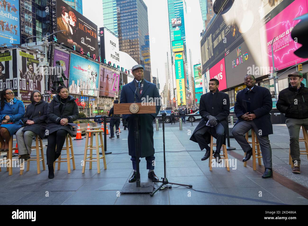 Le maire de la N.Y.C. Eric Adams lève un mandat de masque d'école et des règles de vaccination à l'intérieur. Le maire Eric Adams a déclaré vendredi, 4 mars 2022, qu'il a officiellement mis fin au mandat de masque de la ville de New York pour les écoles publiques et à une exigence de preuve de vaccination pour les restaurants intérieurs, les salles de gym et les lieux de divertissement, un moment important pour une ville qui était autrefois un épicentre de la pandémie. (Photo de John Nacion/NurPhoto) Banque D'Images