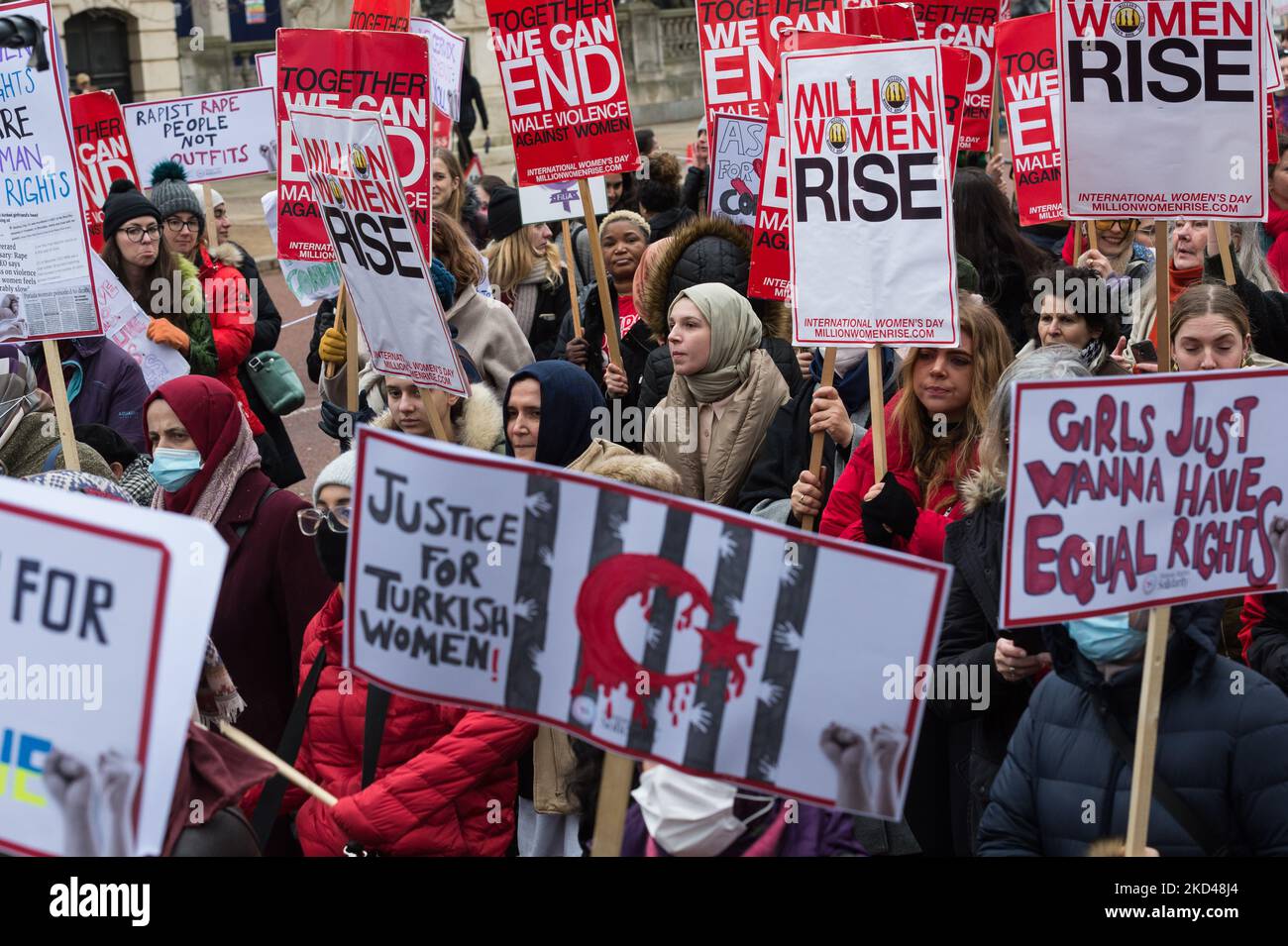 LONDRES, ROYAUME-UNI - 05 MARS 2022 : Les femmes tiennent des pancartes alors qu'elles participent à un million de femmes qui montent en marche dans le centre de Londres jusqu'à New Scotland Yard dans une manifestation demandant la fin de la violence masculine contre les femmes et les enfants avant la Journée internationale de la femme sur 05 mars 2022 à Londres, en Angleterre. (Photo de Wiktor Szymanowicz/NurPhoto) Banque D'Images