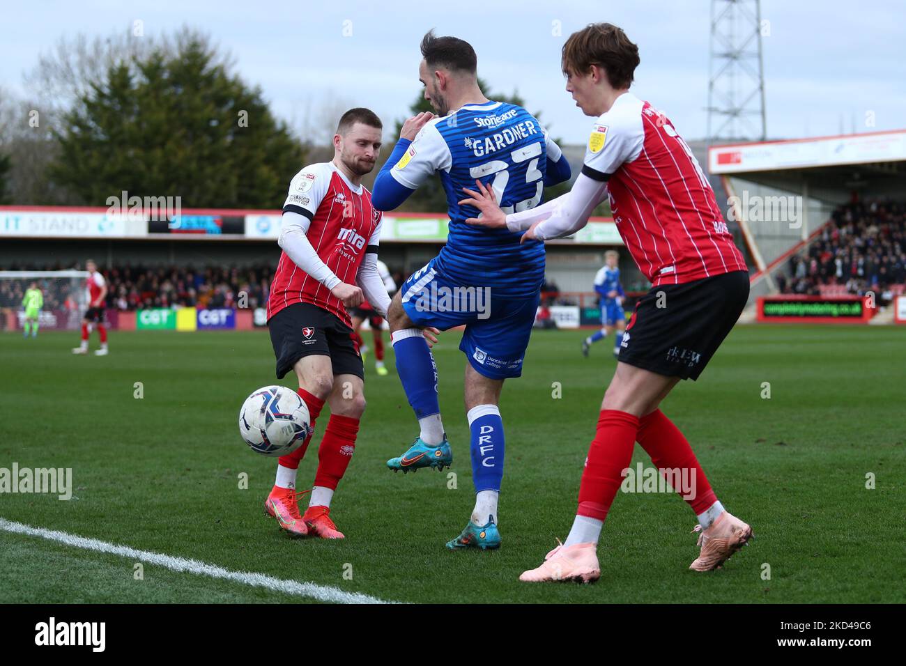 Alfie May (à gauche) et Callum Wright (à droite) de Cheltenham Town exercent une pression sur Dan Gardner (au centre) de Doncaster Rovers lors du match Sky Bet League 1 entre Cheltenham Town et Doncaster Rovers au stade Jonny-Rocks, Cheltenham, le samedi 5th mars 2022. (Photo de Kieran Riley/MI News/NurPhoto) Banque D'Images