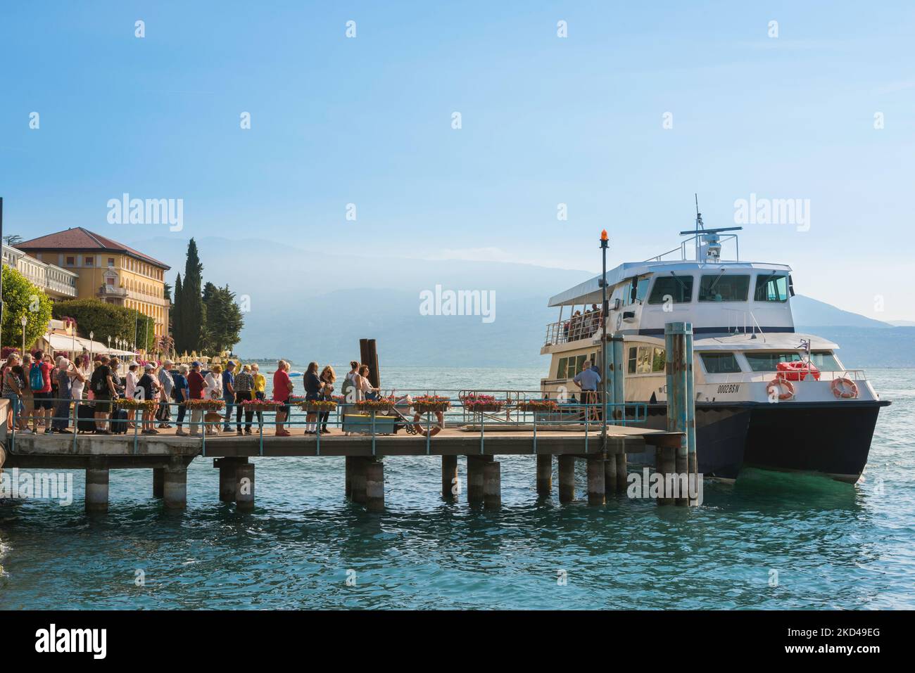 Ferry Lac de Garde, vue en été de personnes se tenant sur la station de
