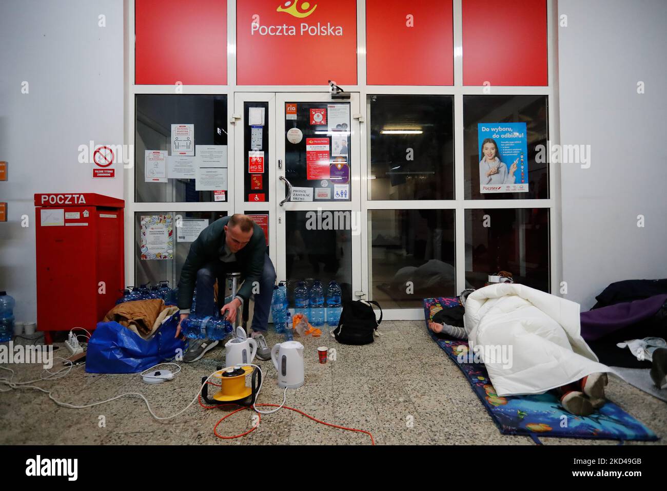 Les réfugiés ukrainiens dorment à la gare routière ouest de Varsovie (Dworzec Autobusowy Warszawa Zachodnia), alors que les réfugiés ukrainiens attendent d'être transférés dans d'autres pays, suite à l'invasion russe de l'Ukraine, à Varsovie (Pologne), le 5 mars 2022. La Lituanie, la Slovaquie et d'autres pays ont offert leur aide aux réfugiés qui fuient l'Ukraine, tandis que certains pays comme les États-Unis ou le Royaume-Uni ont imposé des sanctions à la Russie. (Photo de CEng Shou Yi/NurPhoto) Banque D'Images