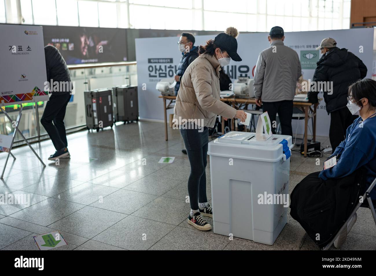 Les électeurs ont voté dans un bureau de vote le deuxième des deux jours de vote par anticipation pour l'élection présidentielle de 09 mars à 05 mars 2022 à Séoul, en Corée du Sud. (Photo de Chris Jung/NurPhoto) Banque D'Images