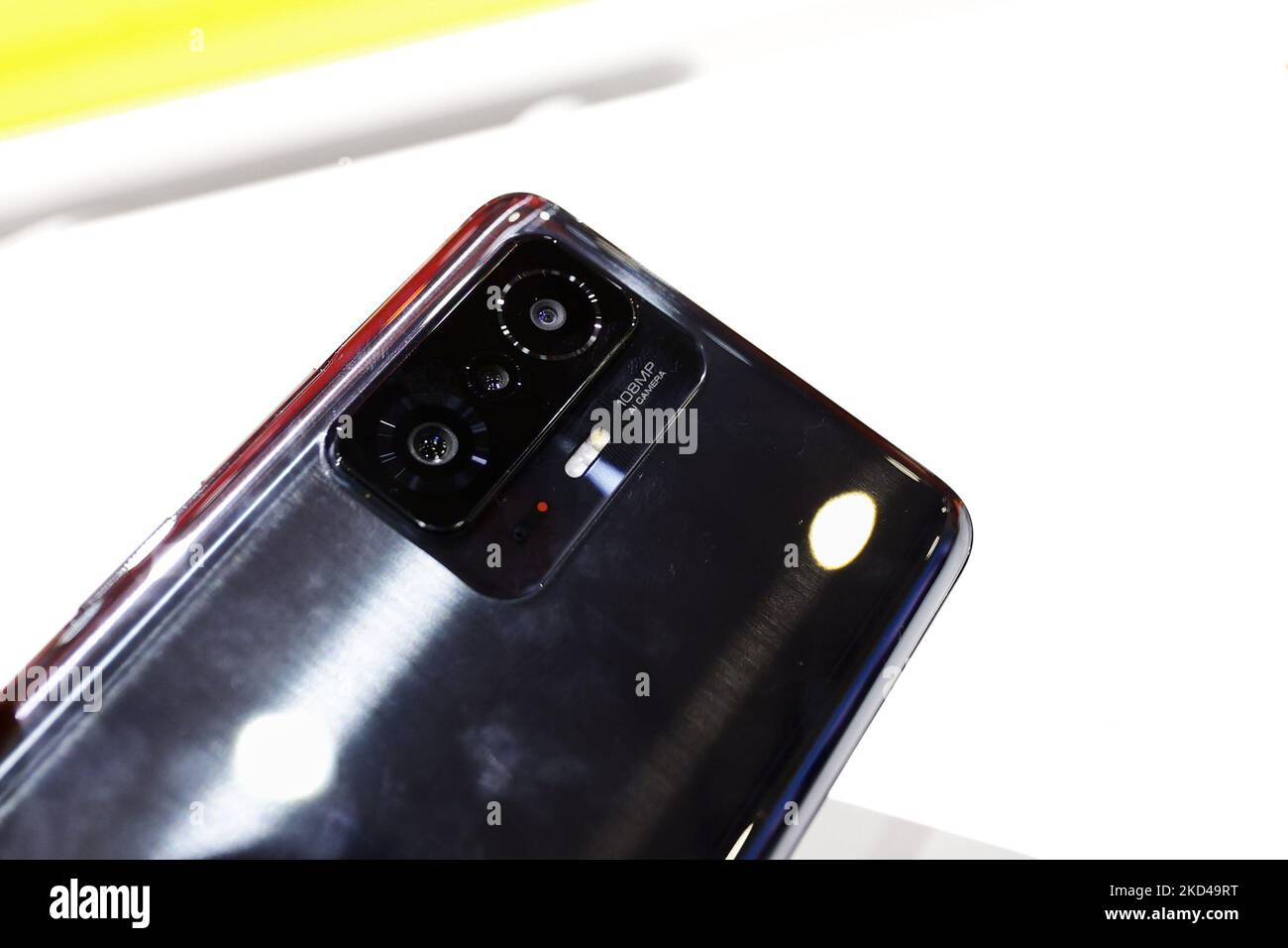 La caméra du Xiaomi 11T Pro 5G, le smartphone haut de gamme des derniers modèles de Xiaomi, équipé d'un processeur Snapdragon 888 5G de Qualcomm, en cours d'exposition au Mobile World Congress (MWC) le plus grand salon du secteur consacré aux appareils mobiles, 5G, IOT, ai et Big Data, Célébré à Barcelone, sur 3 mars 2022 à Barcelone, Espagne. (Photo de Joan Cros/NurPhoto) Banque D'Images