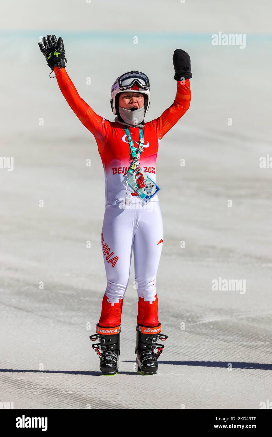 05-03-2022 Beijing, Chine. Jeux paralympiques de Beijing2022 - ski alpin de Para Downhill Yanqing Centre national de ski alpin: Mengqiu Zhang (CHN) catégorie LW9-1 célèbre après avoir remporté la médaille d'argent au ski alpin féminin. (Photo de Mauro Ujetto/NurPhoto) Banque D'Images