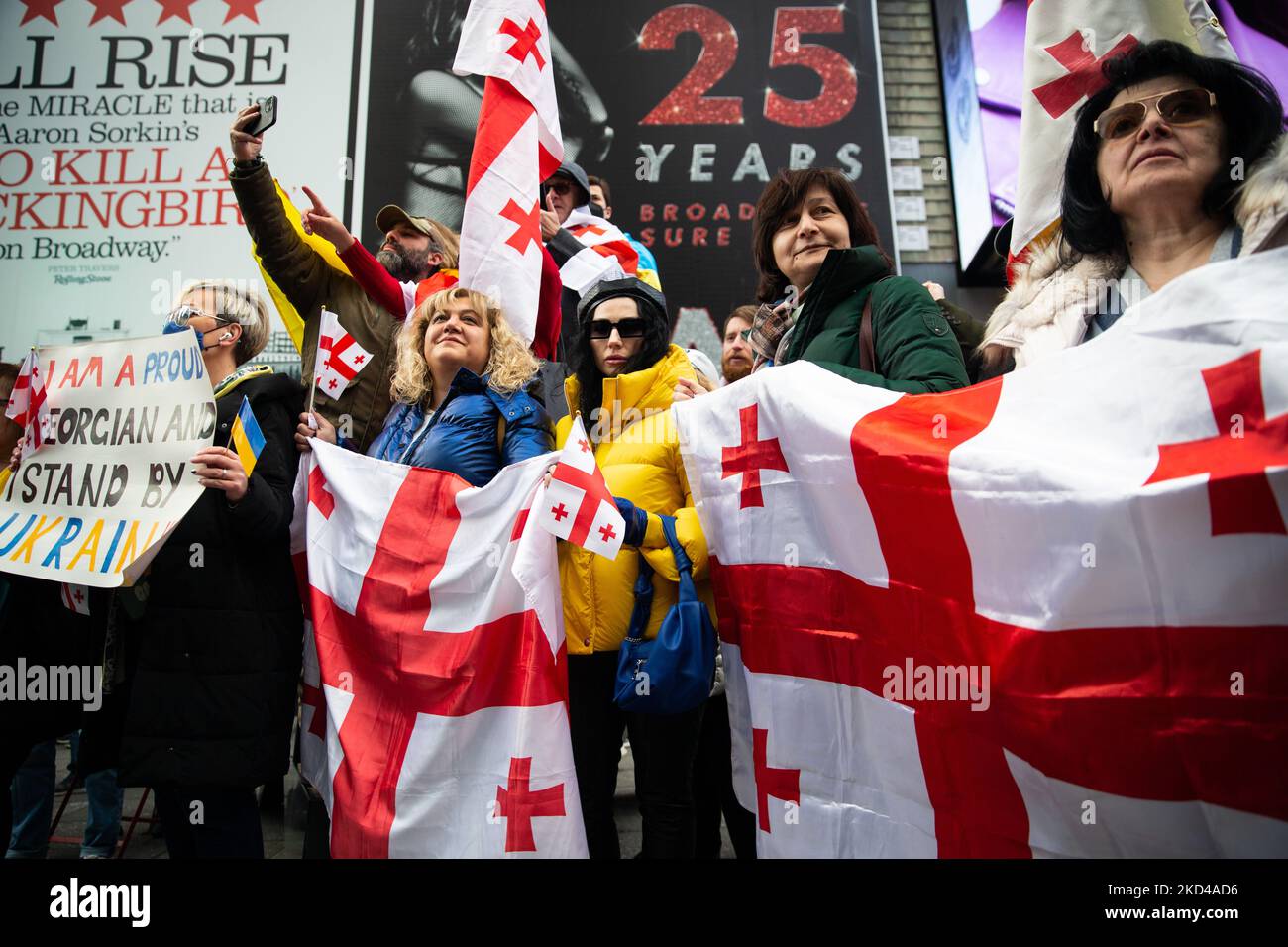 Plus d'un millier d'Ukrainiens-Américains et leurs alliés ont inondé Times Square sur 5 mars 2022 en appelant l'OTAN à mettre en place une zone d'exclusion aérienne au-dessus de l'Ukraine. Une caravane de voitures a encerclé la place, tandis que les échos de la foule criant « zone d'exclusion aérienne ! » peut être entendu à quelques centaines de mètres. (Photo de Karla Ann Cote/NurPhoto) Banque D'Images