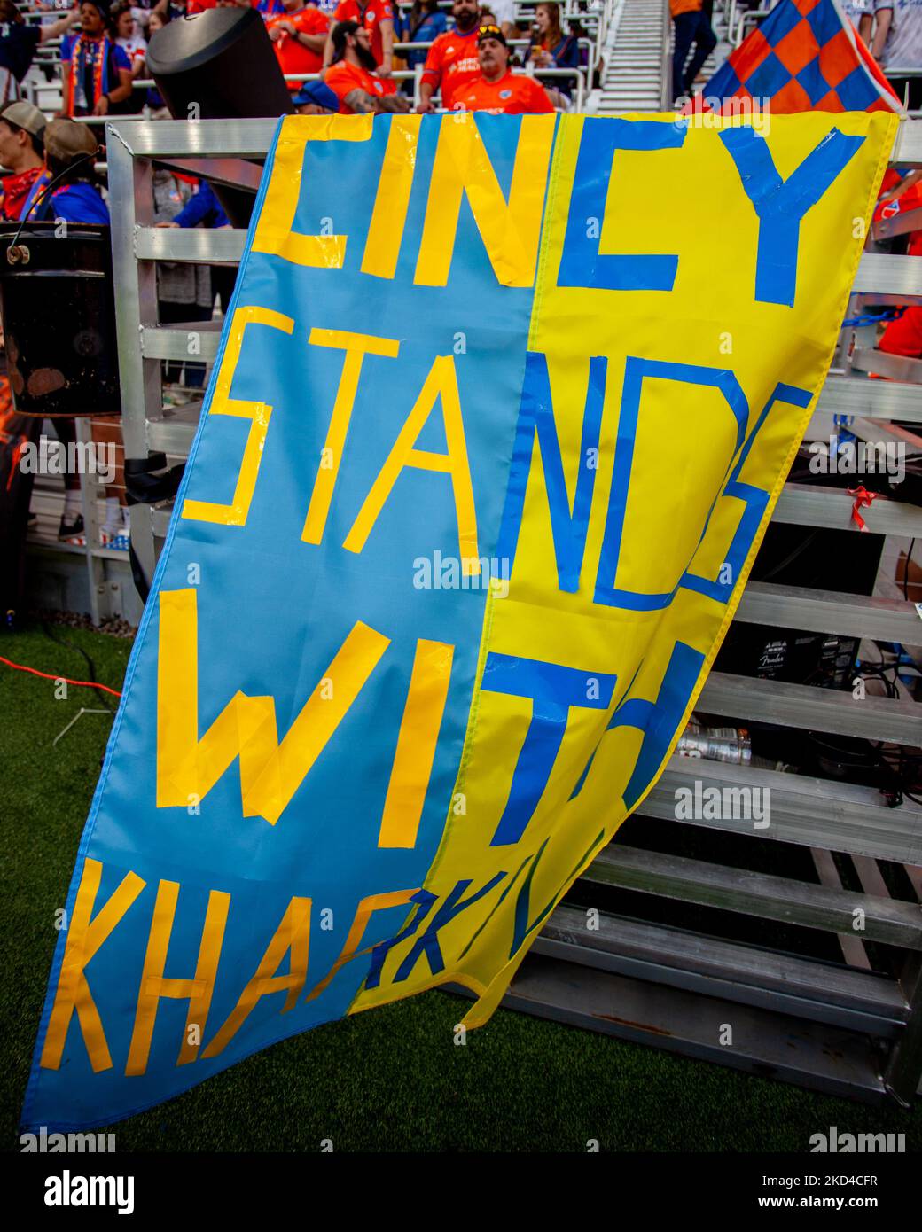 Les fans du FC Cincinnati montrent leur soutien aux Ukrainiens lors d'un match de football MLS entre le FC Cincinnati et le DC Unis au stade TQL, samedi, 5 mars 2022, à Cincinnati, Ohio. (Photo de Jason Whitman/NurPhoto) Banque D'Images