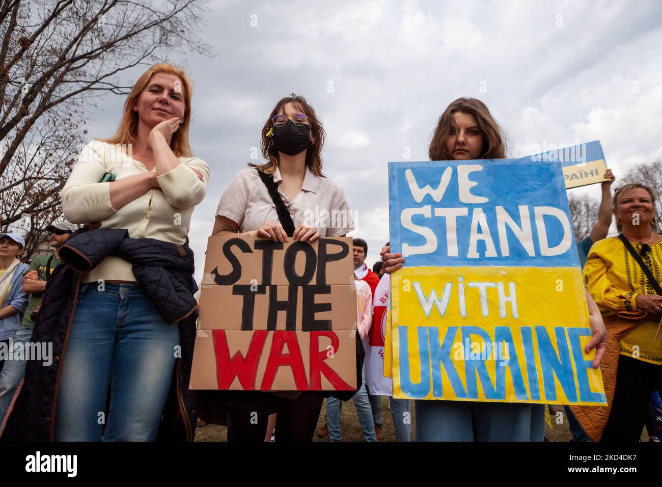 Des manifestants et des signes à un rassemblement pour l'Ukraine à la Maison Blanche. Des milliers de personnes de partout aux États-Unis se sont rassemblées pour remercier les États-Unis et d'autres pays pour leur aide, et pour exiger une zone d'exclusion aérienne et d'autres aides pour l'Ukraine. L'événement a été parrainé par United Help Ukraine et le Comité du Congrès ukranien des États-Unis, des organisations d'assistance et de plaidoyer basées aux États-Unis. (Photo d'Allison Bailey/NurPhoto) Banque D'Images