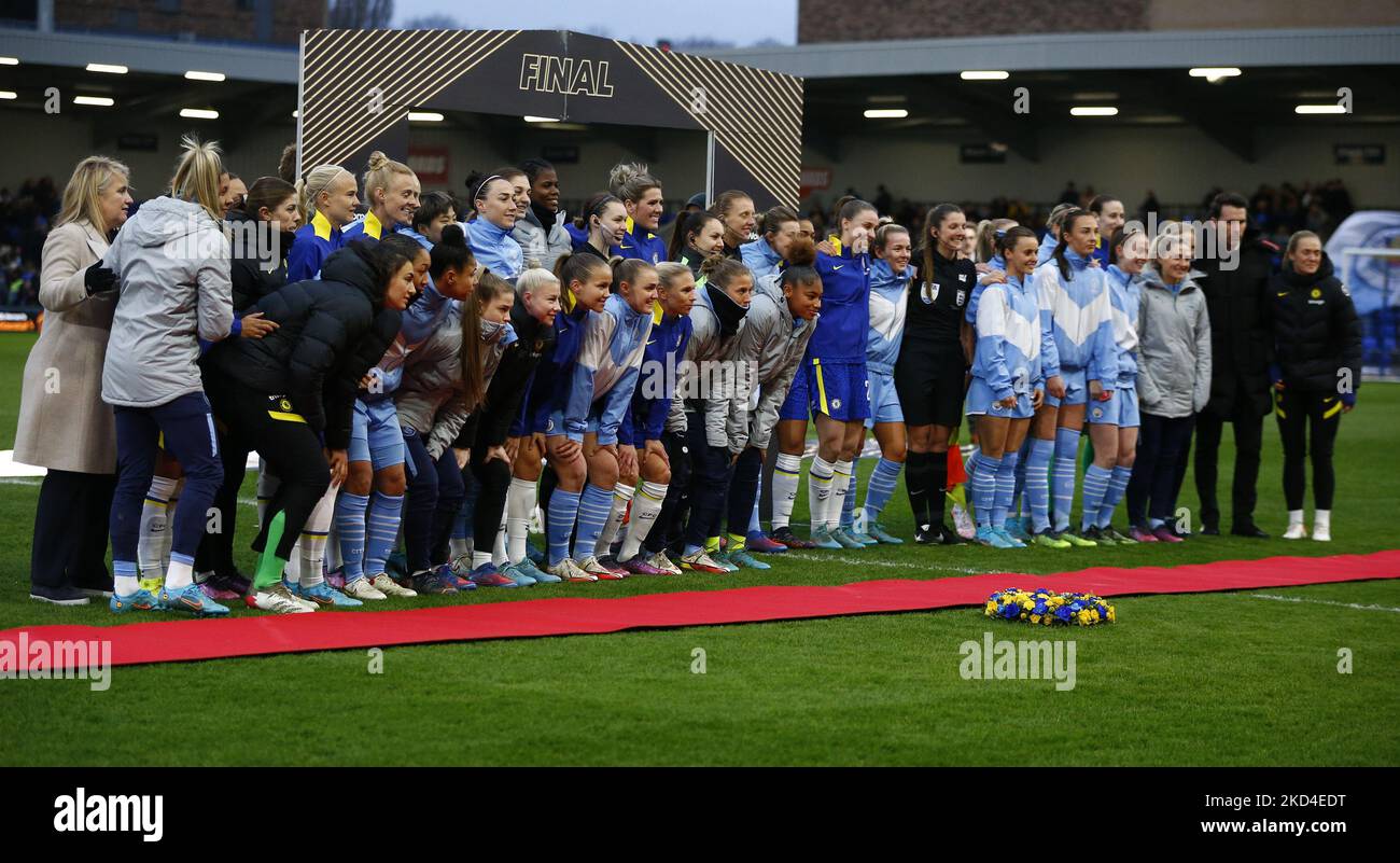 Les deux équipes soutiennent l'Ukraine lors de la finale 2022 de la coupe continentale féminine de la ligue des pneus FA entre Chelsea et Manchester City au stade Cherry Red Records, Wimbledon, le 05th mars 2022 (photo d'action Foto Sport/NurPhoto) Banque D'Images