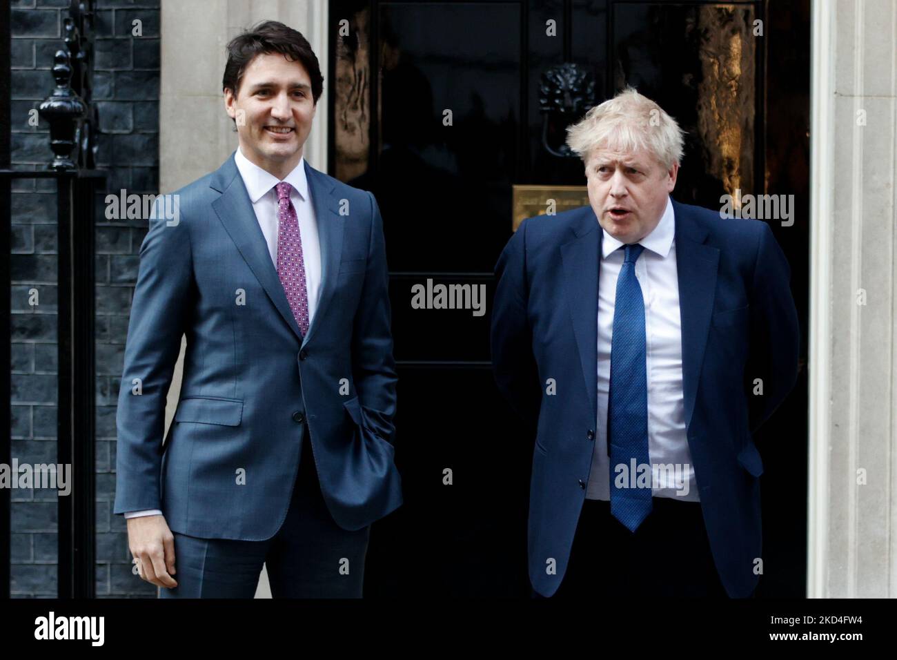 Le premier ministre britannique Boris Johnson Boris Johnson (R) pose pour des photos avec le premier ministre canadien Justin Trudeau (L) à l'extérieur du 10 Downing Street à Londres, en Angleterre, sur 7 mars 2022. (Photo de David Cliff/NurPhoto) Banque D'Images