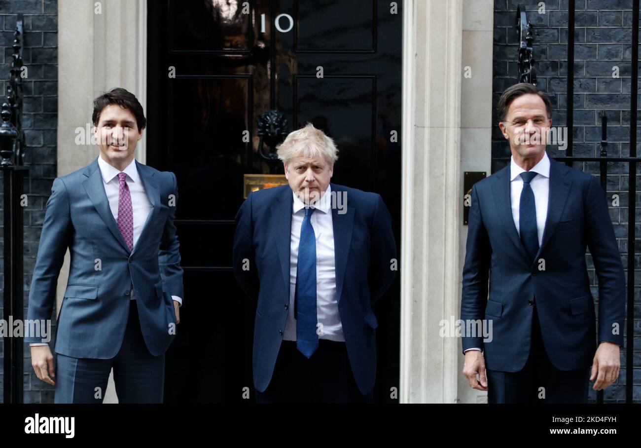 Le Premier ministre britannique Boris Johnson (C) pose des photos à l'extérieur du 10 Downing Street avec le Premier ministre des pays-Bas Mark Rutte (R) et le Premier ministre canadien Justin Trudeau (L) avant une conférence de presse conjointe sur la situation en Ukraine dans la salle d'information de la presse Downing Street à Londres, en Angleterre, Sur 7 mars 2022. (Photo de David Cliff/NurPhoto) Banque D'Images