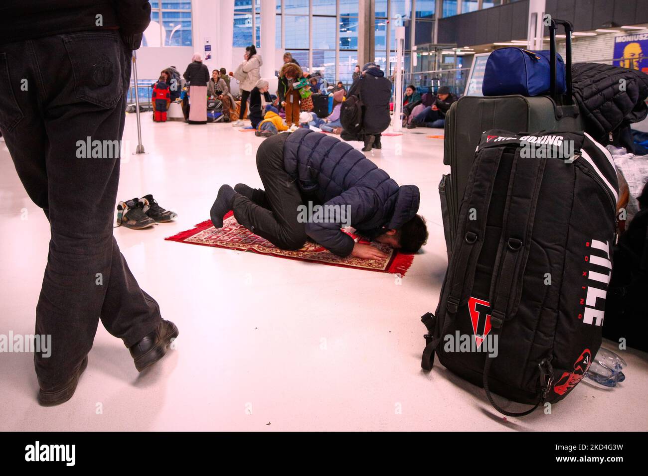Un musulman est vu prier à la gare centrale de Varsovie, en Pologne, le 07 mars 2022. La Pologne a accepté plus de 1 millions de réfugiés en moins de deux semaines, alors que la Russie envahissait l'Ukraine. La Pologne a offert le transport en train gratuit, distribué gratuitement de la nourriture, des boissons et des nécessités quotidiennes, y compris des cartes SIM et des familles individuelles ont emmené l'ukrainien dans leurs propres maisons. (Photo par STR/NurPhoto) Banque D'Images