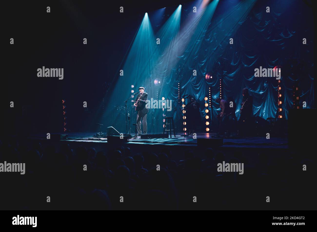 BELGIQUE, BRUXELLES, 2022: Le chanteur-compositeur-interprète américain James Taylor, six fois lauréat du Grammy Award, se présentant sur scène à Bruxelles avec son All-Star Band. Banque D'Images