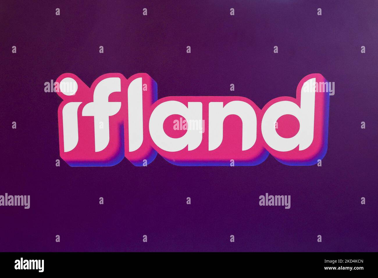 Ifland a rencontré le logo inverse exposé au stand de South Korea Telecom lors du Mobile World Congress (MWC) le plus grand salon du secteur consacré aux appareils mobiles, 5G, IOT, ai et Big Data, célébré à Barcelone, sur 3 mars 2022 à Barcelone, Espagne. (Photo de Joan Cros/NurPhoto) Banque D'Images