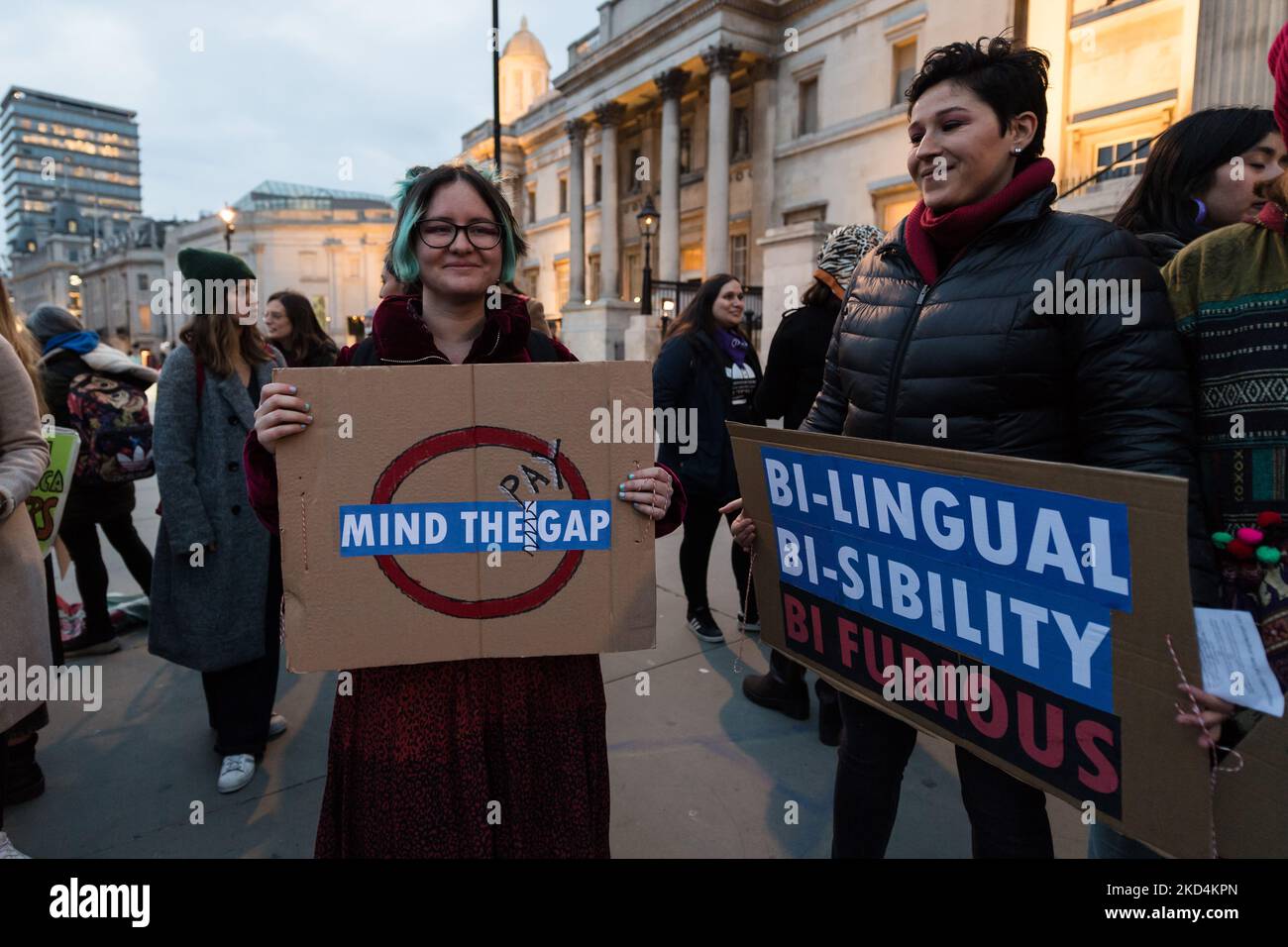 LONDRES, ROYAUME-UNI - 08 MARS 2022 : des femmes d'Amérique latine manifestent à Trafalgar Square contre la violence envers les femmes et les personnes non binaires lors de la Journée internationale de la femme sur 08 mars 2022 à Londres, en Angleterre. (Photo de Wiktor Szymanowicz/NurPhoto) Banque D'Images