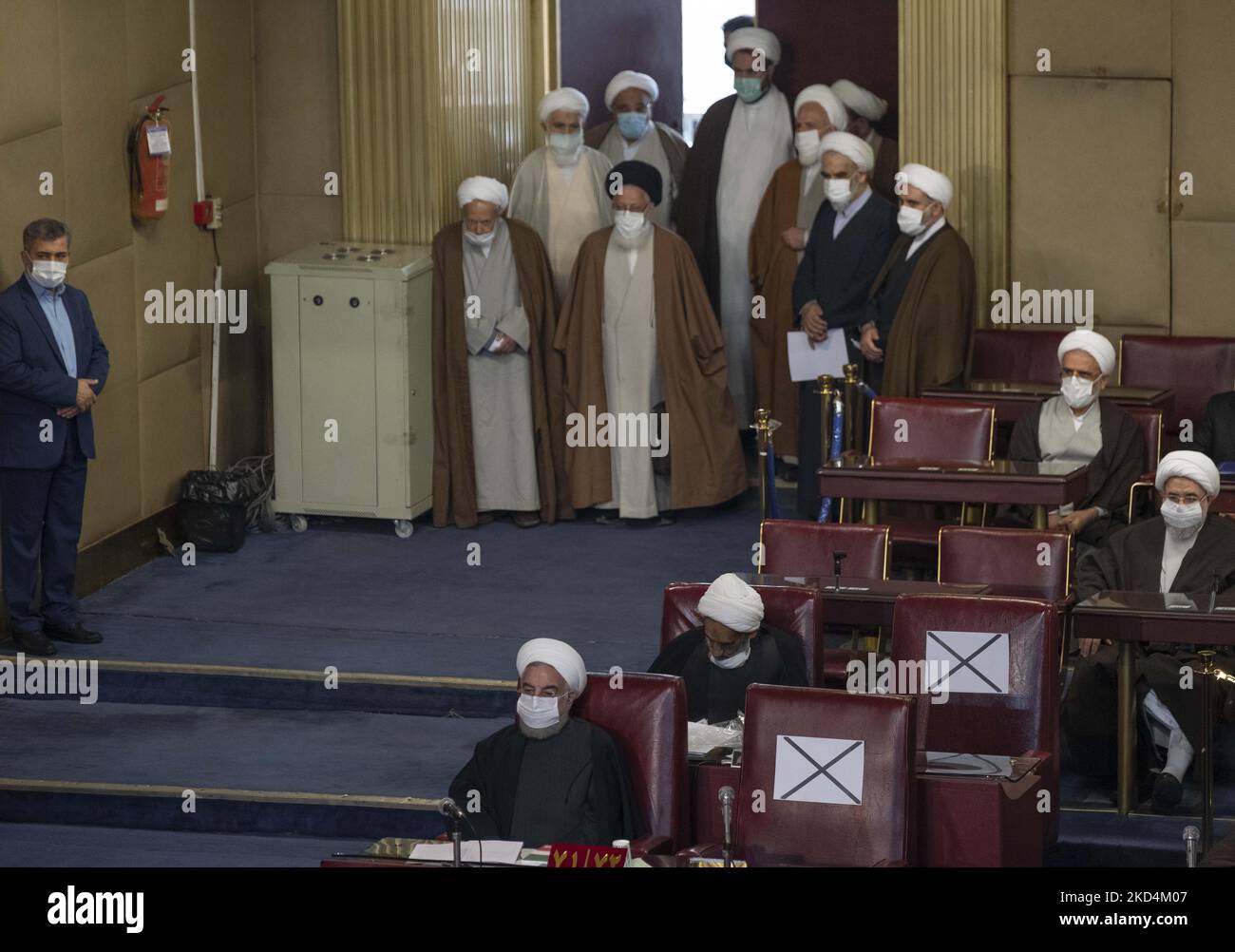 L’ancien président iranien Hassan Rouhani (bas C) assiste à la réunion semestrielle de l’Assemblée des experts de l’Iran dans l’ancien bâtiment du Parlement iranien à Téhéran sur 8 mars 2022. (Photo de Morteza Nikoubazl/NurPhoto) Banque D'Images