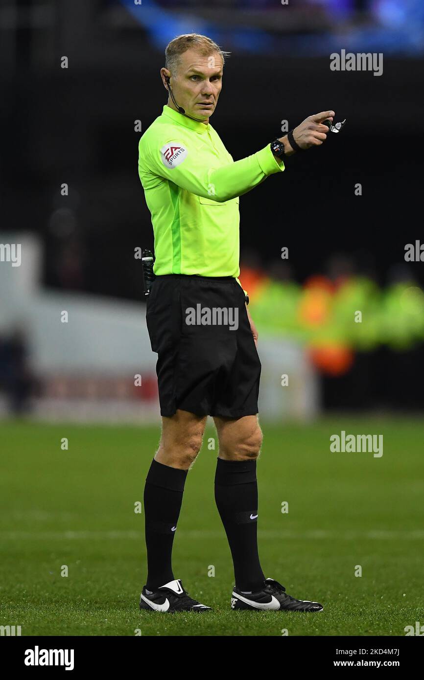 Arbitre, Graham Scott lors du match de la coupe FA entre Nottingham Forest et Huddersfield Town au City Ground, Nottingham, le lundi 7th mars 2022. (Photo de Jon Hobley/MI News/NurPhoto) Banque D'Images