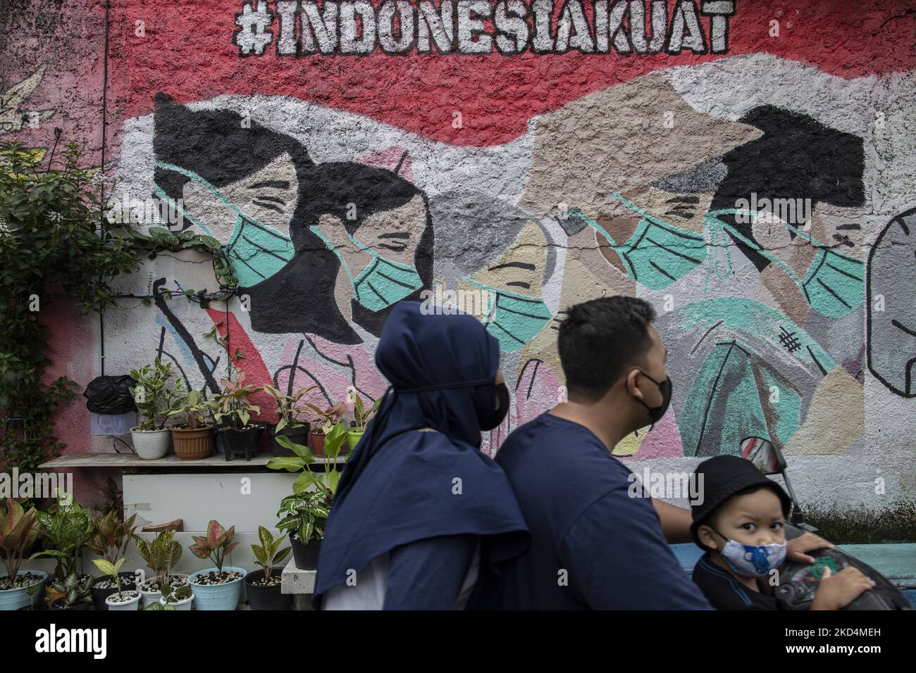 Peinture murale COVID-19 à Cirendeu, au sud de Tangerang, en Indonésie, sur 9 mars 2022. (Photo par Donal Husni/NurPhoto) Banque D'Images