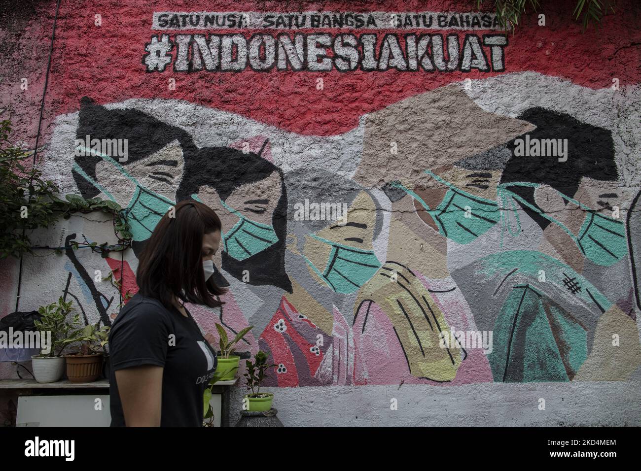 Peinture murale COVID-19 à Cirendeu, au sud de Tangerang, en Indonésie, sur 9 mars 2022. (Photo par Donal Husni/NurPhoto) Banque D'Images