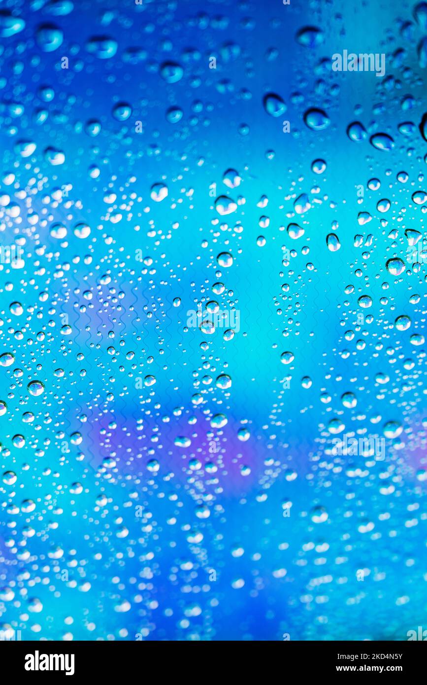 Gouttes de pluie sur verre; arrière-plan coloré; Seward; Alaska; États-Unis Banque D'Images