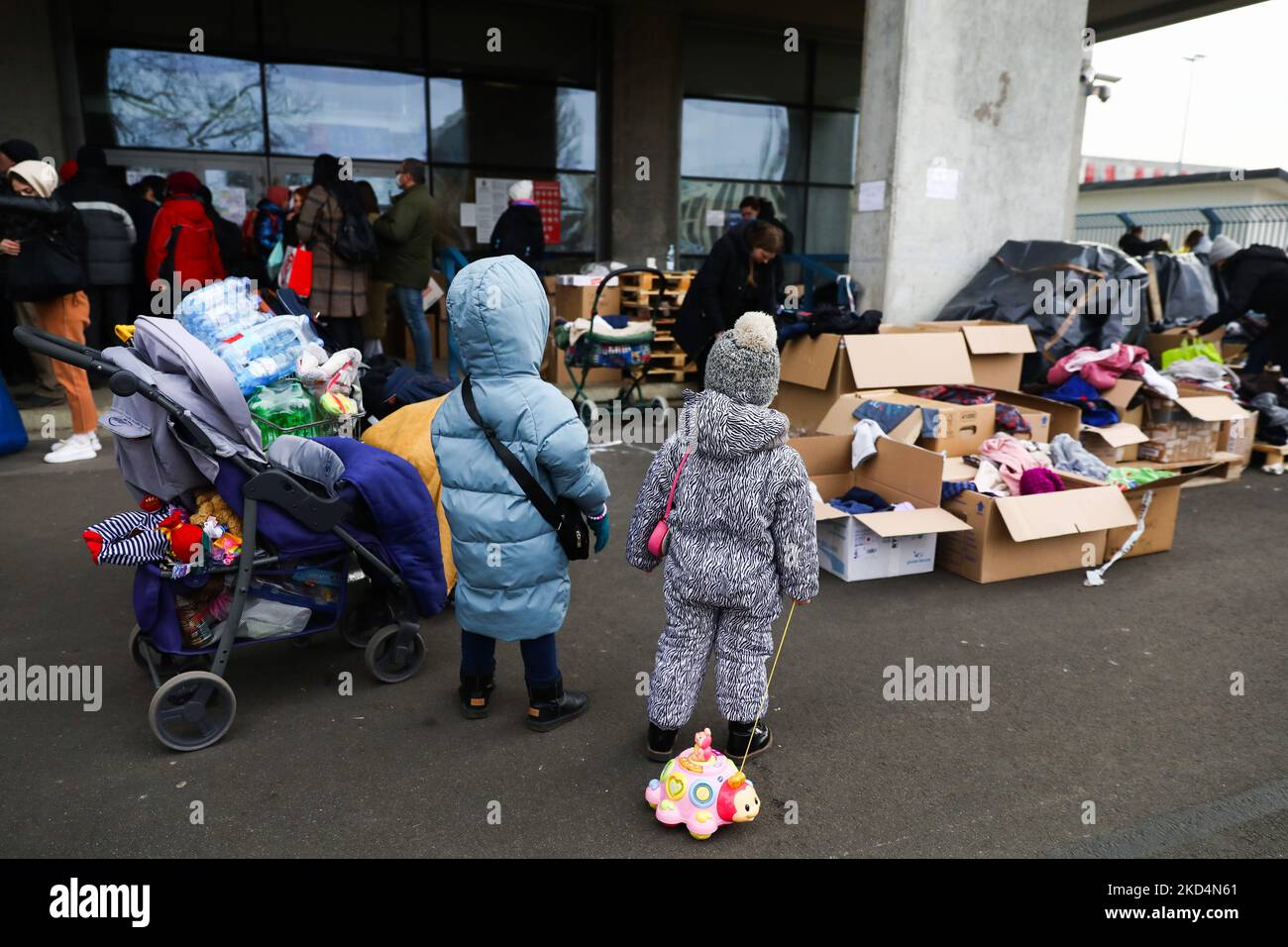 Un point d'aide aux réfugiés d'Ukraine qui a été ouvert au stade municipal de Henryk Reyman. Cracovie, Pologne sur 9 mars 2022. Les citoyens de Cracovie ont donné de la nourriture, des vêtements et d'autres fournitures aux réfugiés ukrainiens qui se sont enfuis en Pologne après une attaque militaire russe contre l'Ukraine. (Photo de Beata Zawrzel/NurPhoto) Banque D'Images