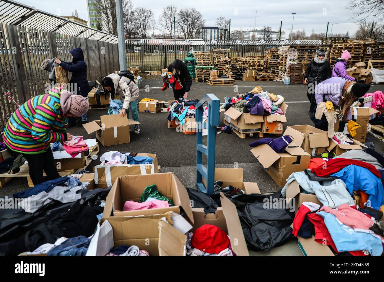 Un point d'aide aux réfugiés d'Ukraine qui a été ouvert au stade municipal de Henryk Reyman. Cracovie, Pologne sur 9 mars 2022. Les citoyens de Cracovie ont donné de la nourriture, des vêtements et d'autres fournitures aux réfugiés ukrainiens qui se sont enfuis en Pologne après une attaque militaire russe contre l'Ukraine. (Photo de Beata Zawrzel/NurPhoto) Banque D'Images