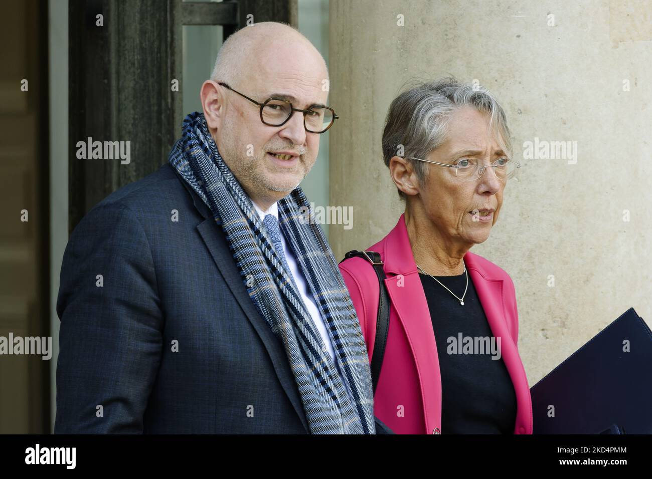 Le ministre français des Pensions Laurent Pietraszewski et la ministre française du travail Elisabeth borne partent après la réunion hebdomadaire du cabinet à l'Elysée à 9 mars 2022, à Paris, en France. (Photo de Daniel Pier/NurPhoto) Banque D'Images