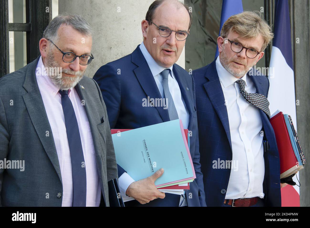 Nouveau Premier ministre français, Joel Giraud (L) Premier ministre français, Jean Castex (C) le Premier ministre français, Marc Fesseau, quitte le Parlement à la suite de la réunion hebdomadaire du cabinet de l'Elysée à 9 mars 2022, à Paris, en France. (Photo de Daniel Pier/NurPhoto) Banque D'Images