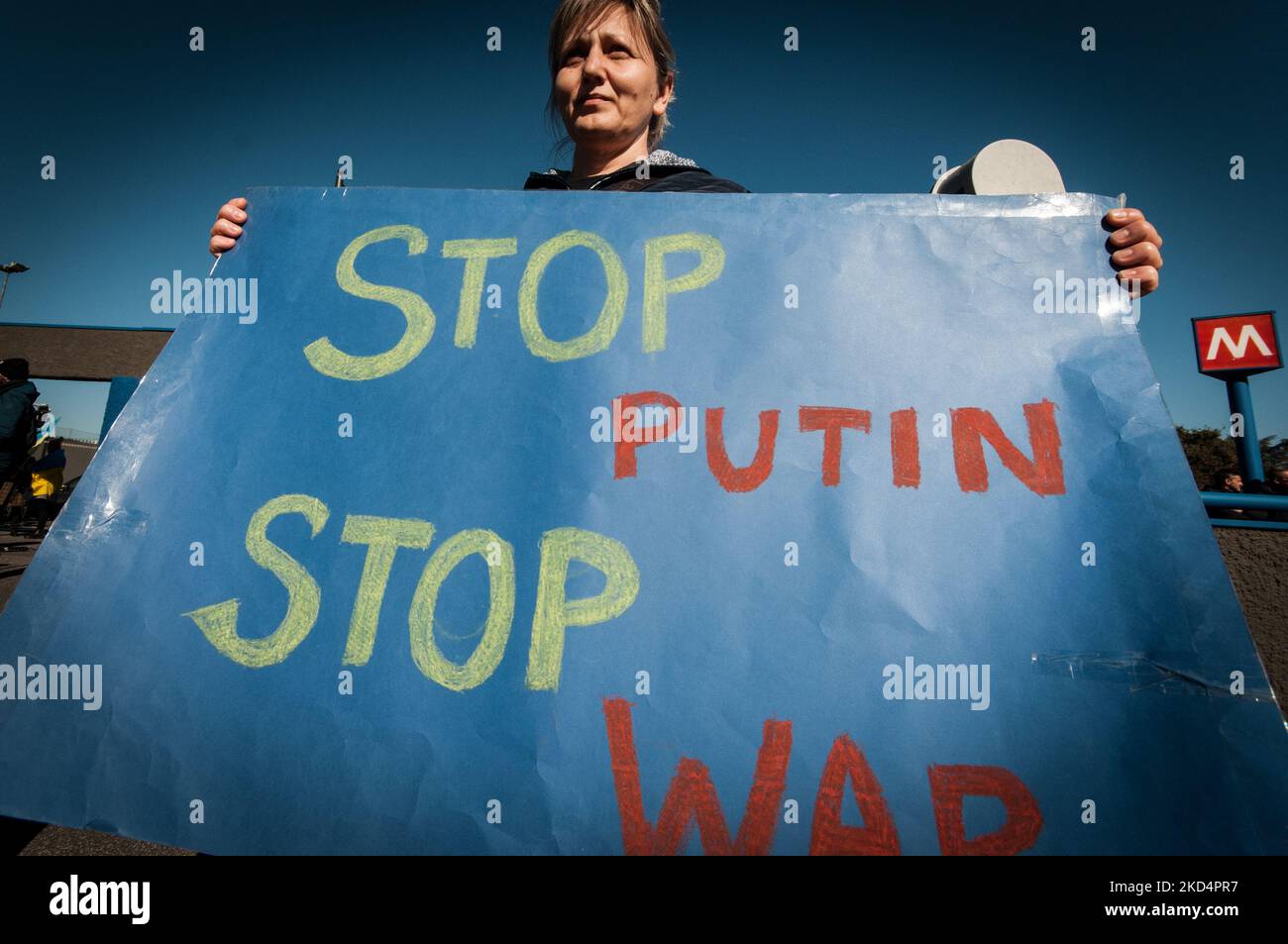 Des citoyens et des partisans ukrainiens manifestent près de l'ambassade de Russie, contre la guerre et pour la paix en Ukraine, à Rome, Italie, 10 mars 2022. Selon le Haut Commissariat des Nations Unies pour les réfugiés (HCR), l'invasion militaire de l'Ukraine par la Russie, Qui a commencé le 24 février, a causé la destruction des infrastructures civiles ainsi que des victimes civiles, avec des dizaines de milliers de personnes déplacées à l'intérieur du pays et plus de deux millions de réfugiés fuyant l'Ukraine sur 10 mars 2022 à Rome, en Italie. (Photo par Andrea Ronchini/NurPhoto) Banque D'Images