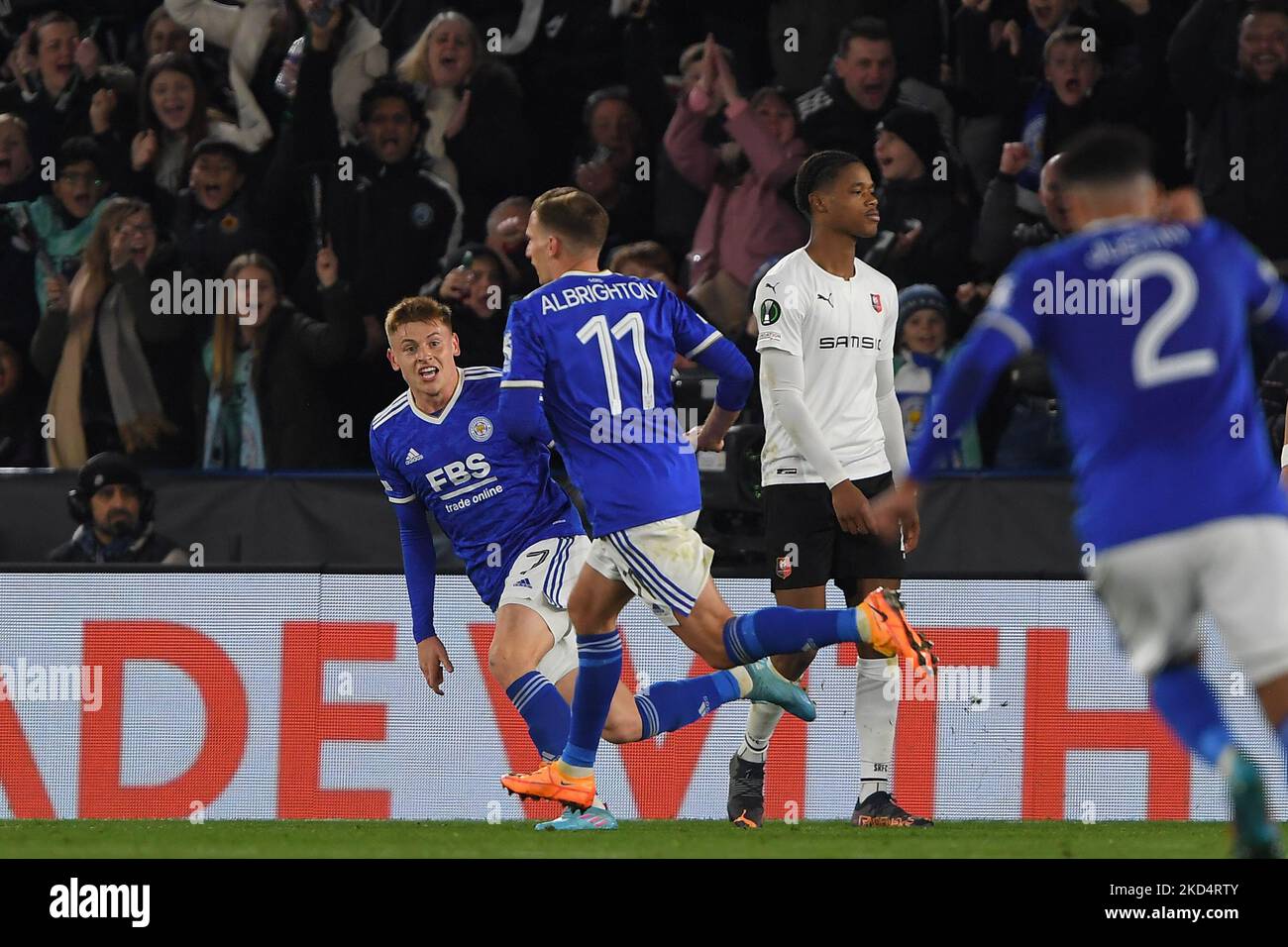 LEICESTER, ROYAUME-UNI. 9th MARS Marc Albrighton de Leicester City fête ses festivités après avoir misé sur un objectif pour le faire 1-0 lors du match de l'UEFA Europa Conference League Round of 16 entre Leicester City et Stade Rennais F.C. au King Power Stadium de Leicester le jeudi 10th mars 2022. (Photo de Jon Hobley/MI News/NurPhoto) Banque D'Images