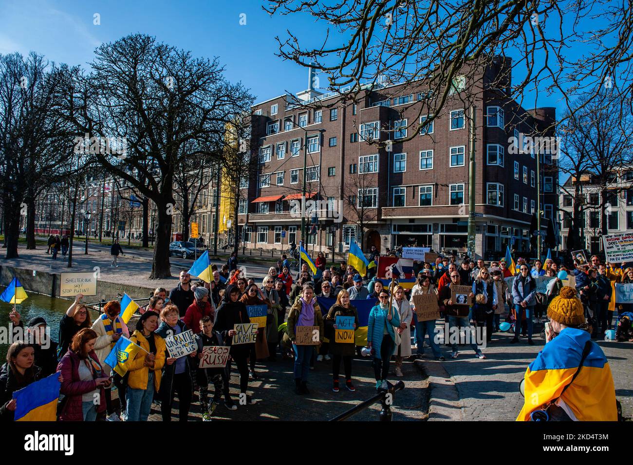 Le peuple ukrainien s'est réuni devant le bureau de représentation de la Commission européenne, à la Haye, pour continuer à protester contre l'invasion de Poutine et pour appeler l'UE à accélérer la demande d'adhésion. Parce que les pays-Bas s'opposent à l'accélération du processus, ils demandent à toute la communauté de se joindre à eux pour influencer la position officielle. À compter d’aujourd’hui, les dirigeants de l’UE devraient discuter de la demande de l’Ukraine lorsqu’ils se réuniront plus de deux jours près de Paris. 10 mars 2022. (Photo par Romy Arroyo Fernandez/NurPhoto) Banque D'Images