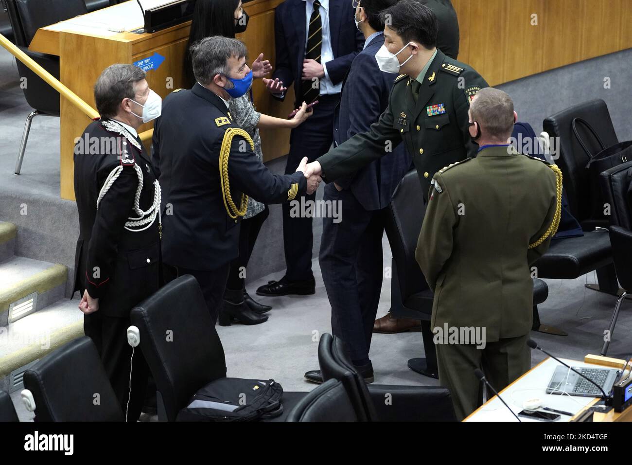 Les délégués au Comité des opérations de maintien de la paix s'engagent dans une conversation lors de la réunion de 273rd au siège des Nations Unies sur le 11 mars 2022, à New York, aux États-Unis. Créée par la « résolution de l'Assemblée générale de l'18 février 1965 » de l'ONU, la commission fait rapport à l'Assemblée générale sur toutes les questions relatives au maintien de la paix. (Photo de John Lamparski/NurPhoto) Banque D'Images