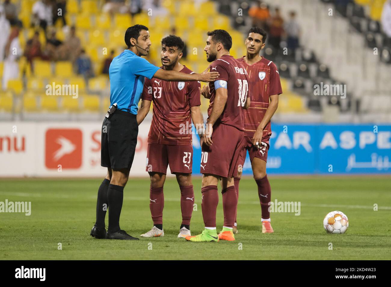Les joueurs d'Al Wakrah se remonstrate avec l'arbitre Mohammed Ahmed Al-Shammari, lors du match de la QNB Stars League entre Al Sadd et Al Wakrah au stade Suheim bin Hamad à Doha, Qatar, le 11 mars 2022. (Photo de Simon Holmes/NurPhoto) Banque D'Images
