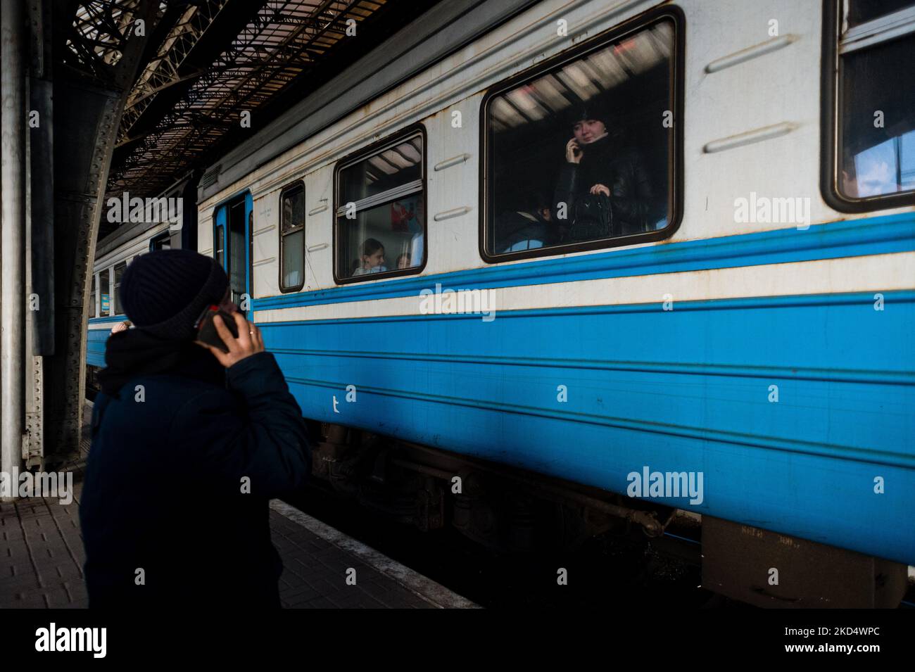 Bohdan dit Au revoir à son partenaire Svetlana alors qu'elle part pour la Pologne en train depuis la gare principale de Lviv, Ukraine, le 11 mars 2022. Les Ukrainiens de l'est et du centre du pays ont de plus en plus fui vers les villes occidentales, considérées jusqu'à présent comme plus sûres, alors que les forces russes avancent vers Kiev depuis trois côtés. La Russie a lancé une invasion à grande échelle de l'Ukraine sur l'24 février, ce qui a déclenché des condamnations généralisées de la part des pays européens et des sanctions contre la Russie. (Photo de Maciek Musialek/NurPhoto) Banque D'Images