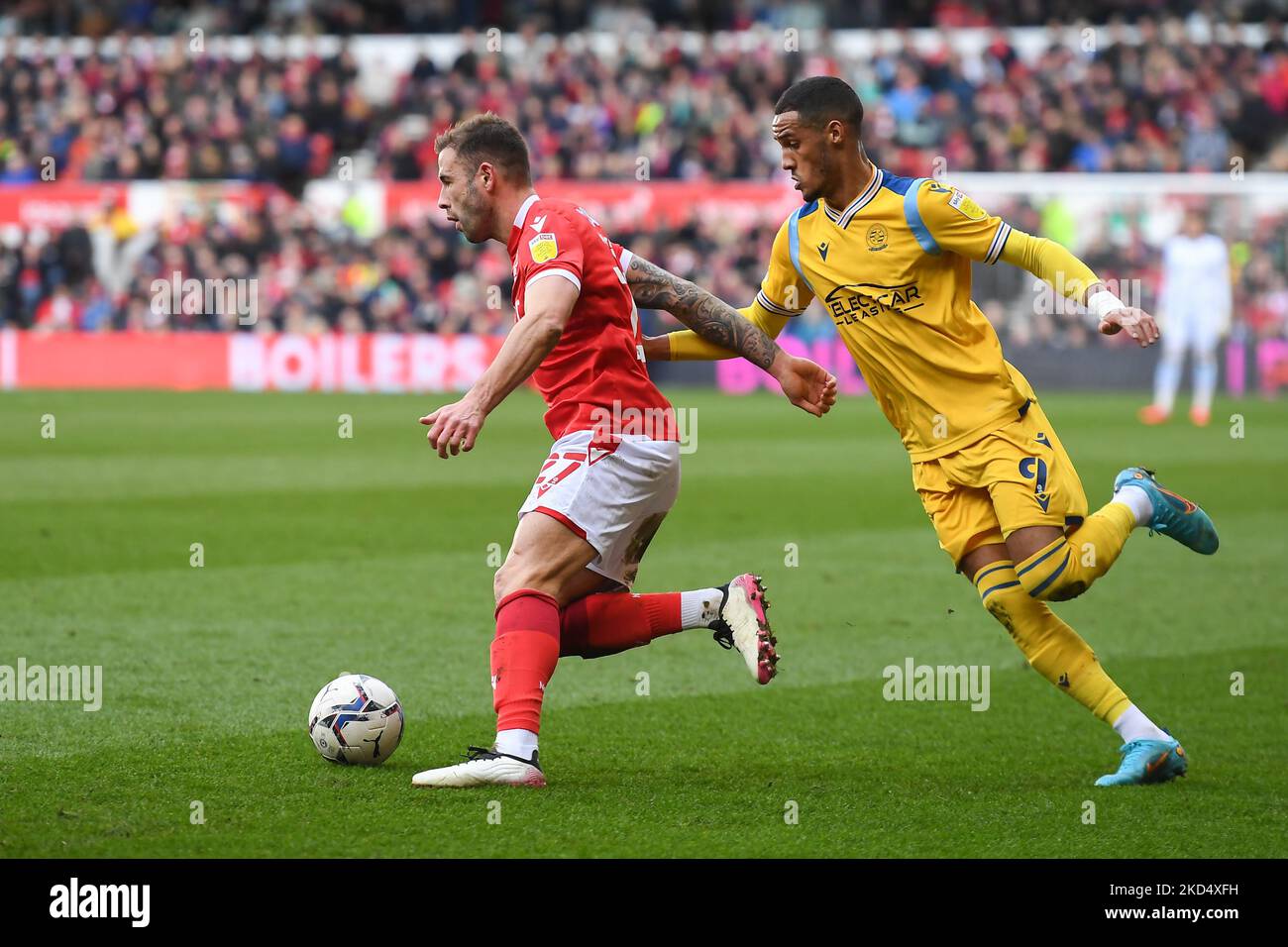 Steve Cook de la forêt de Nottingham et Tom Ince de Reading lors du match de championnat Sky Bet entre la forêt de Nottingham et Reading au City Ground, Nottingham, le samedi 12th mars 2022. (Photo de Jon Hobley/MI News/NurPhoto) Banque D'Images